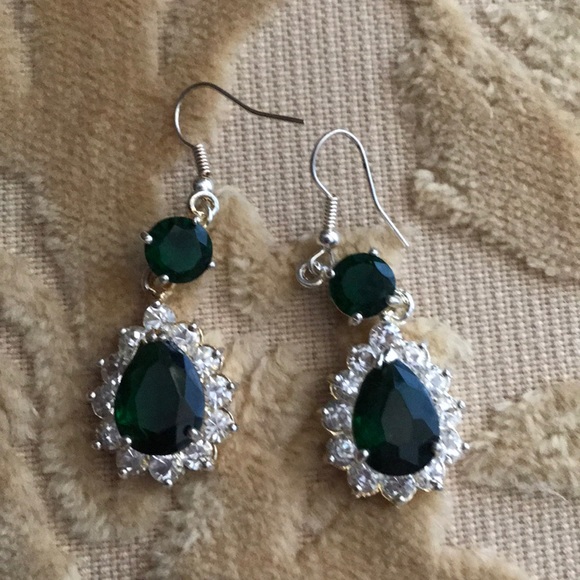 Beautiful green statement bracelet & earrings - Picture 3 of 3